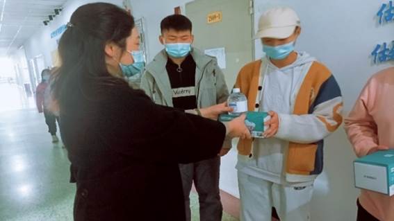 图片包含 人, 室内, 站, 男人描述已自动生成
