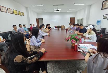 一群人围坐在桌子前中度可信度描述已自动生成